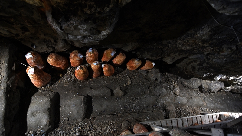 <p>Divle Obruk Ma�aras�'nda s�cakl���n yaz-k�� 4-6 derece oldu�unu dile getiren B�y�kkarc� �unlar� kaydetti:</p><p>'Obruk, do�al olarak meydana gelmi�, ��k�nt�den olu�an bir ma�ara. Rutubet oran� da y�zde 90'd�r. Y�zy�llar �ncesinden bu yana az�k saklanan bir yer. Meralarda otlayan hayvanlar�n s�t�nden elde edilen peynirlerin haziranda bu ma�araya konulmas�yla s�re� ba�lar. �lk etapta beyaz bir k�f olu�ur. Bir ay sonra mavi bir renk al�r. �kinci ay� doldurduktan sonra k�rm�z� rengi olu�maya ba�lar. 5 ayl�k s�re� tamamland�ktan sonra peynir olgunla�m�� demektir. Ma�aran�n en �nemli �zelliklerinden biri flora yap�s�d�r. Bir�ok yerde denenmi�tir. Buran�n verdi�i tad� hi�bir ma�arada bulamad�k.'</p>