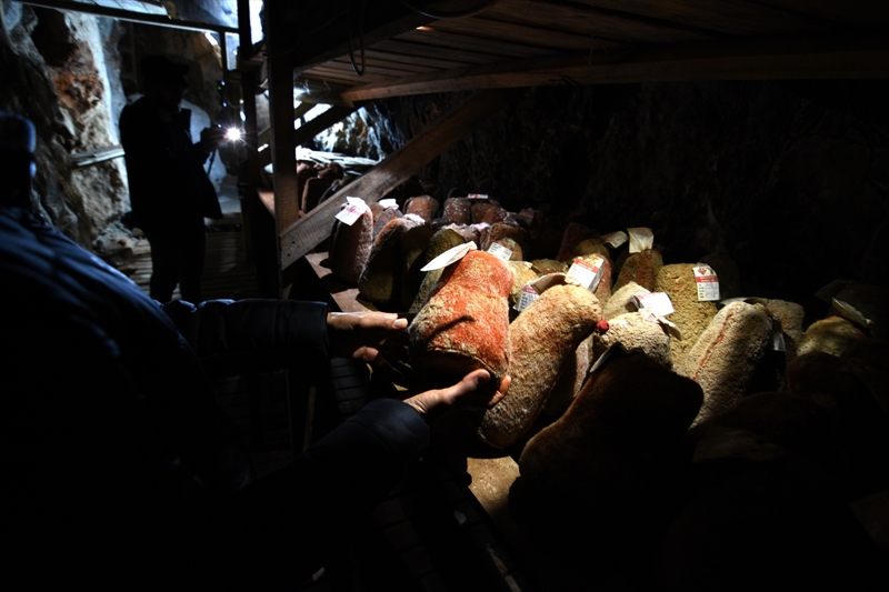 <p>Tuluma bas�lan peynirlerin �zerine isim yaz�larak ma�araya konuldu�unu belirten B�y�kkarc�, 'Divle obruk peyniri d�nyan�n en kaliteli 5 peyniri aras�nda g�sterilen rokfor ile e� de�er bir peynirdir. Ma�aran�n kapasitesi 43 ton. Peynirin 2 �zelli�i var. Birincisi ma�aran�n flora yap�s�, ikinci ise do�al olarak merada otlayan hayvanlar�n s�t�nden elde edilmesi, hi�bir fenni yem yedirilmeden y�zde 100 do�ada otlayan hayvanlar�n s�t�nden elde edilmesi. Bu peyniri �nemli k�lan unsurlardan ikisi budur.' diye konu�tu.</p>