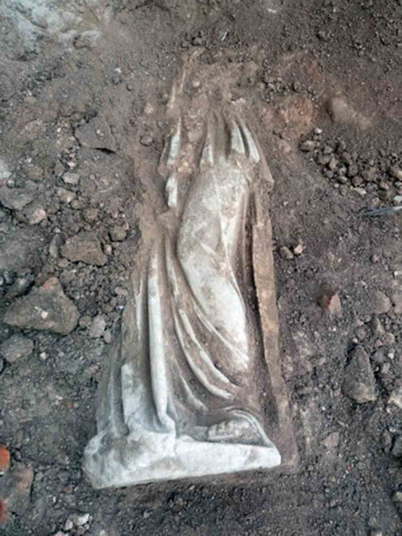 <p>Stratonikeia'daki Roma Hamam'nn Frigidarium (Souk Su Havuzlu) blmnde yaplan kazlarda, Philiskos'un dans eden Musa (Mousa) heykelinin orijinali ele geti. Bylece dnyann farkl yerlerinde sadece Roma dnemi kopyalar bulunan, milattan nce 2. yzyln ortalarna ait orijinal dans eden Philiskos tipi Musa (Mousa) heykeli Stratonikeia'da bulundu ve Mula Mzesi'nde sergilenecek' dedi.</p>