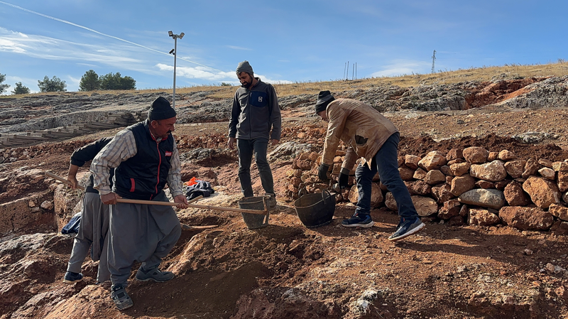 <p>Alan çalışmasında tespit ettiğimiz bu mezar yapıları ve kabartma M.S. 2. yüzyıla denk gelmektedir' dedi.</p>