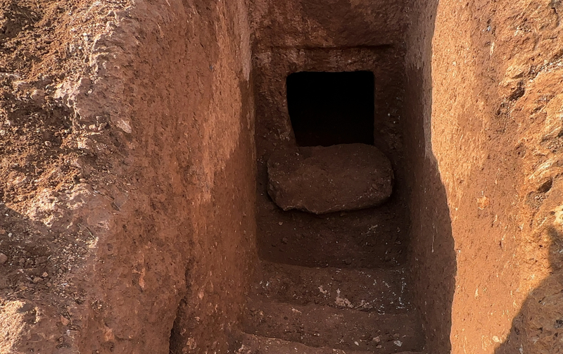 <p>Bu mezar yapıların haricinde, alçak kabartmanın haricinde ayrıca alanda güneş kursu, hayat ağacı motifi ve girlant dediğimiz farklı süsleme şekilleriyle de karşılaşmaktayız. </p>