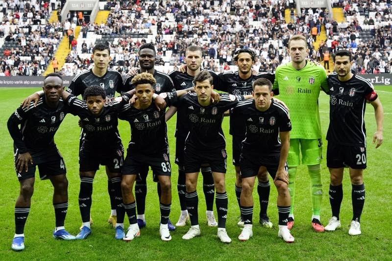 <p><b>2019'DAN BERİ YENİLMİYOR</b></p><p>Fenerbahçe'ye rakip olduğu son yedi Süper Lig maçını kaybetmeyen Beşiktaş (3G 4B), Aralık 2019'dan (1-3) bu yana ezeli rakibine mağlup olmuyor. Siyah-beyazlıların bu rekabetteki daha uzun son serisi Ocak 1990-Mayıs 1993 arasındaydı (8 maç).</p>