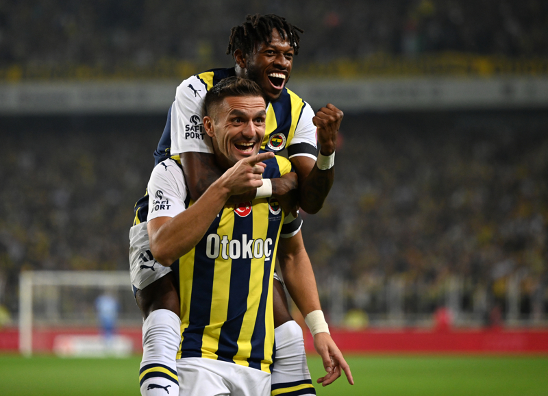 <p><b>FENERBAHÇE HÜCUMDA DOMİNANT</b></p><p>Süper Lig'in 2023/24 sezonunda en fazla isabetli şut çeken (94), gol beklentisi üreten (34.9 xG) ve net gol pozisyonu yakalayan (63) takım Fenerbahçe.</p>