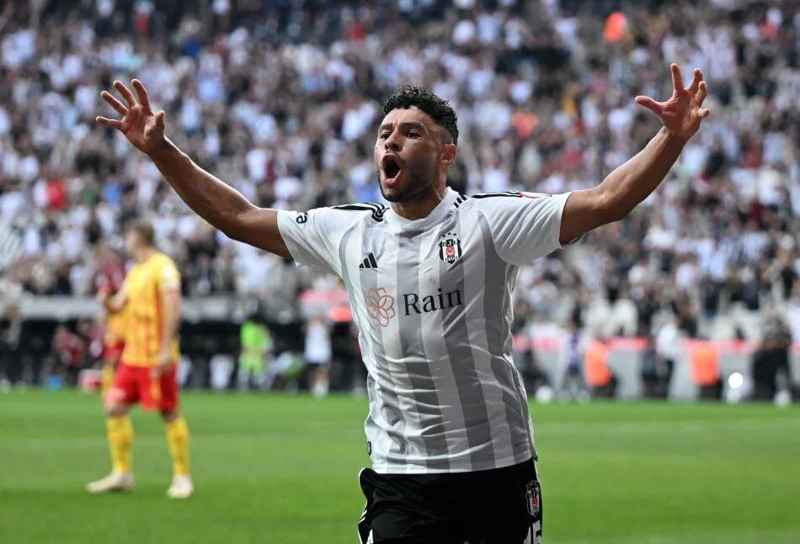 <p><b>CHAMBERLAIN 8 SENE SONRA BİR İLKİ ARIYOR</b></p><p>Alex Oxlade-Chamberlain, Mario Gomez'den (2015/16) bu yana Beşiktaş forması giydiği ilk Süper Lig sezonunda hem Galatasaray (Ekim 2023) hem de Fenerbahçe filelerini havalandıran ilk oyuncu olmak istiyor.</p>