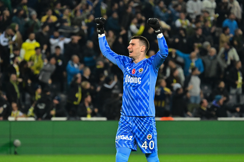 <p><b>BİR İLK İSTENİYOR</b></p><p>Bu sezon deplasmanda oynadığı altı Süper Lig maçında da gol yemeyen Fenerbahçe, lig tarihinde bir sezonun ilk yedi dış saha karşılaşmasında kalesini gole kapatan ilk takım olmak istiyor.</p>