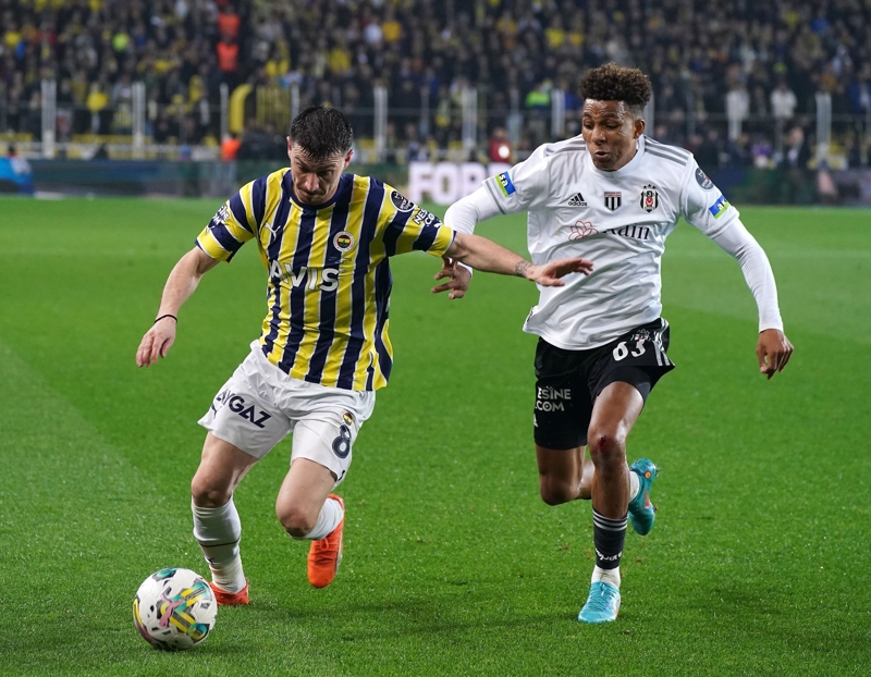 <p><b>SÜPER LİG'İN EN ÇOK BERABERE BİTEN EŞLEŞMESİ</b></p><p>Süper Lig tarihinde en fazla beraberliğe sahne olan eşleşme Beşiktaş-Fenerbahçe rekabeti (45). Ezeli rakipler arasında oynanan son 10 lig maçının altısından galip çıkmadı (Beşiktaş 3G-1G Fenerbahçe).</p>