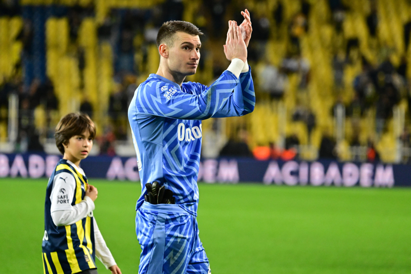 <p><b>DOMINIK LIVAKOVIC</b></p><p>Fenerbahe'nin bu sezon kadrosuna katt Dominik Livakovic, ilk kez bir stanbul derbisinde sahaya kacak. Beikta derbisinin atmosferini ilk kez yaayacak Hrvat eldiven, derbiye damga vuracak isimlerden biri. Livakovic, Fenerbahe derbilerinde golc performanslar ortaya koyan Aboubakar ve takm arkadalarn geit vermemeye alacak.</p>