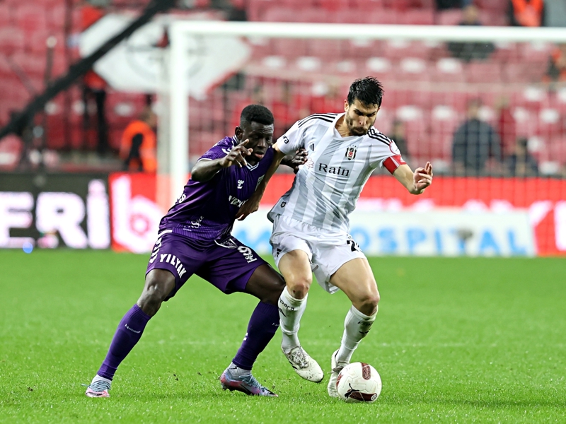 <p><b>NECP UYSAL</b></p><p>Beikta'n mevcut kadrosundaki 'bayrak adam' Necip Uysal, kariyerinde birok derbi mata forma giydi. Beikta'ta 15 yl nce oynamaya balayan ve ilk olarak orta sahada forma giyen 32 yandaki futbolcu, zaman ierisinde takmda nerede ihtiya varsa orada oynamaya balad. Son dnemlerinde sadece stoper olarak forma giyen deneyimli isim, savunmada birok eksiin bulunduu takmnda derbi ncesi ana isimlerden biri olarak ne kyor.</p>