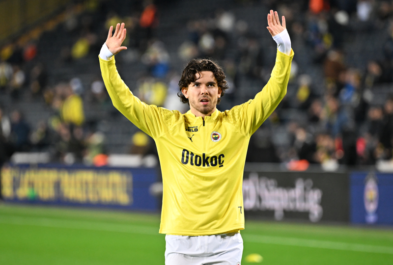 <p><b>FERD KADIOLU</b></p><p>Fenerbahe'nin baarl futbolcusu Ferdi Kadolu, son 3 sezondaki bek performansyla sar-lacivertlilerin vazgeilmez isimlerinden biri oldu. Fenerbahe'deki performansyla Milli Takm iin de olduka nemli isimlerinden biri olan Ferdi, derbide sol kanatta savunmada ve hcumda sergileyecei oyunla dev mata ne kmaya aday oyunculardan biri.</p>