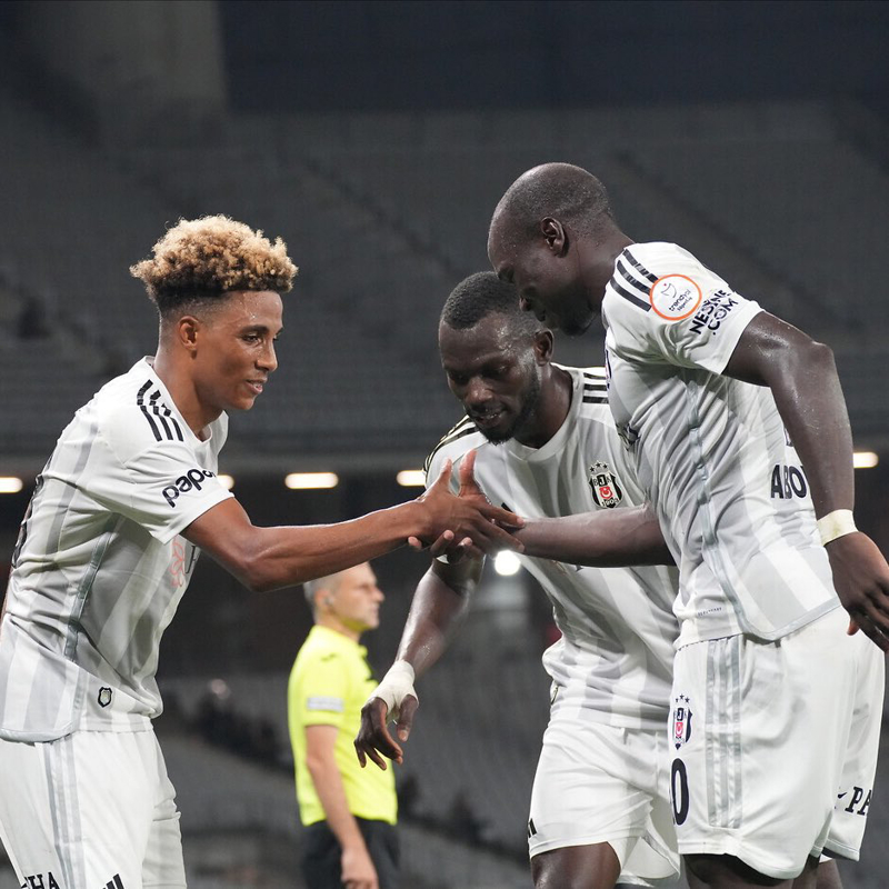 <p><b>GEDSON FERNANDES</b></p><p>Beikta'n orta saha oyuncusu Gedson Fernandes, derbi ncesi Rza almbay'n en ok gvendii isimlerden biri. Portekizli futbolcunun performansnda zaman zaman dalgalanma yaasa da, Gedson derbi mann farkl atmosferinde kendisinden beklenen farkl performans ortaya koyabilir. Gedson'un derbide smail Yksek ve Fred'li Fenerbahe orta sahasna kar sergileyecei performans derbinin sonucuna dorudan etki edebilir.</p>