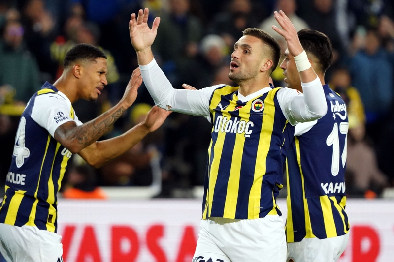 <p><b>DUSAN TADIC</b></p><p>Fenerbahe'nin derbide en ok gvendii isimlerden biri Dusan Tadic. Sar-lacivertli takmn saha iindeki liderlerinden biri olan Dusan Tadic, kariyerinde saysz derbiye kt. Beikta mandan nce basn mensuplarna, 'Beikta derbisinden galibiyetle ayrlmak iin takm olarak en iyisini yapacaz. Bir takm arkadam bana, 'Derbi malarda neredeyse gz rengin deiiyor. O kadar motive oluyorsun' demiti. Bu tr malarda ok fazla efor gstermek gerekiyor' diyen deneyimli isim takmnn en nemli gol ayaklarndan biri olacak.</p>