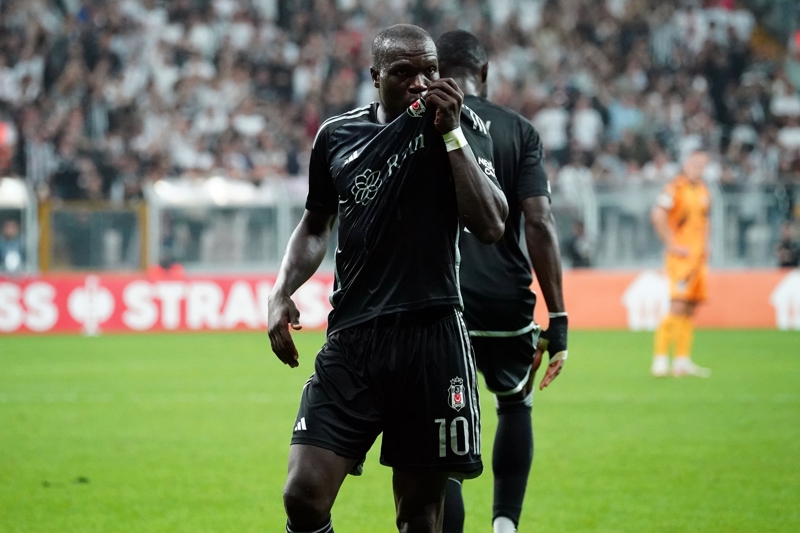 <p><b>VINCENT ABOUBAKAR</b></p><p>Beikta'n Fenerbahe derbisinde hcumdaki en byk kozu Vincent Aboubakar olacak. Fenerbahe derbilerindeki performansyla dikkat eken Kamerunlu golc, u ana kadar sar-lacivertli takma rakip olduu 5 mata 4 kez gol sevinci yaad. Aboubakar, cumartesi gn de Fenerbahe derbilerindeki gol saysn ykseltmek iin sahada olacak.</p>