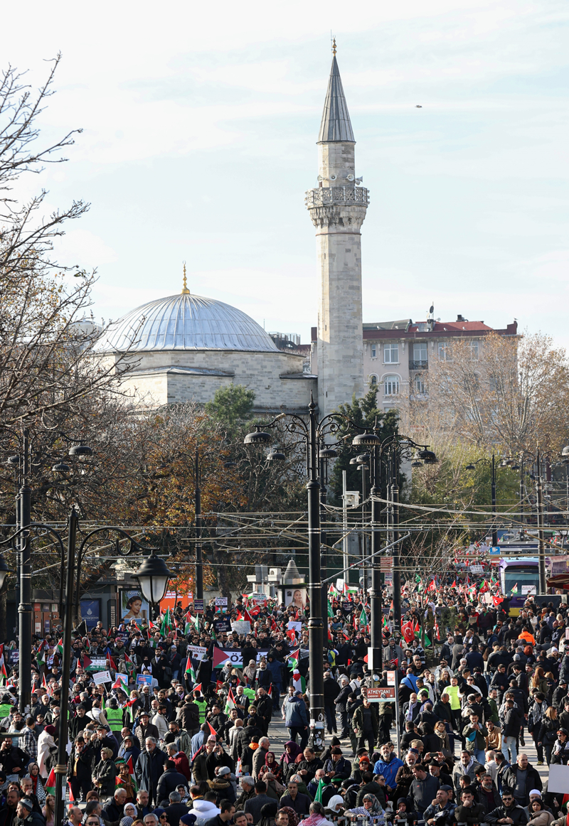 <p>Eyleme katlanlar, srail'i protesto edip Filistin'e destek veren dvizler tayarak sloganlar att. Kalabalk daha sonra Ayasofya-i Kebir Cami-i erifi'ne yrd. Burada Kur'an- Kerim ve dualar okundu.</p>