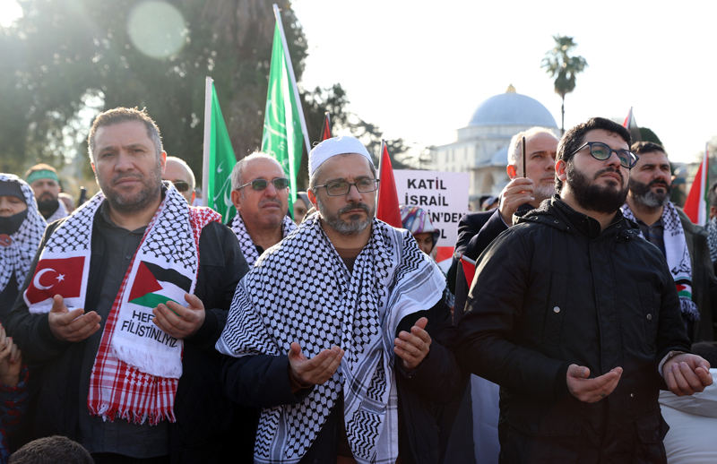 <p>Filistin'de zulmn son bulmas iin Selahattin Eyyubi gibi liderlere ihtiya olduunu belirten Yldrm, Trkiye'de srail ile ticaretin kesilmesi, hava sahasnn kapatlmas, Ceyhan Boru Hatt'nn durdurulmas, Dou Akdeniz'de yaplan btn anlamalarn bitirilmesi, gerekirse slam dnyasyla birlikte Dou Akdeniz'e donanmalarn gnderilmesini istediklerini ifade etti.</p>