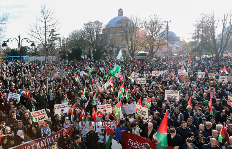<p>Her hafta yryler yapacaklarn aklayan Yldrm, bu eylemlere katlm arsnda bulunarak Gazze'ye gemilerle gnderilmek zere insani yardmlarn hazrlanma aamasnda olduunu da szlerine ekledi.</p>