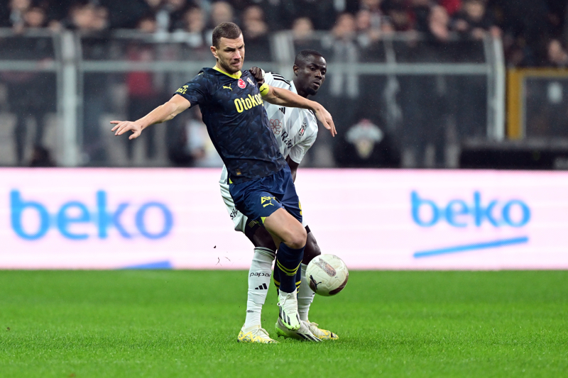 <p><strong>'TEHDİTLERİ BIRAKMADI'</strong></p><p><strong><br></strong></p><p>Bohui, 'Ona tehditler ve mesajlar göndermeyi, şantajı bırakmadı. Eric'in kendisine borcu olduğunu ima ediyor çünkü Eric'in Beşiktaş'a transferinde aracılık yapanlardan biriydi. Bu nedenle Eric ona biraz para ödemeli' dedi.</p>