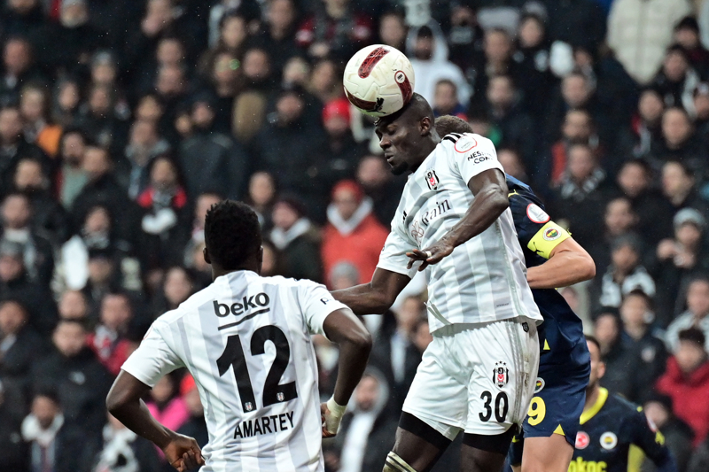 <p><strong>'GÜVENLİK SORUNU'</strong></p><p><strong><br></strong></p><p>Bohui, açıklamalarını, 'Eric'e bu adamla herhangi bir aracılık sözleşmesi imzalayıp imzalamadığını sordum, hayır dedi. Kulübe de bu adamı tanıyıp tanımadıkların, Eric'le kendileri adına konuşmasını isteyip istemediklerini sordum, hayır dediler. Menajerlerin anlaşmalara burnunu sokmaya çalıştığı aynı eski hikaye. Kesin olan bir şey varki bu adam Eric'i taciz etmeyi bırakmadı. Hatta Fenerbahçe maçında sonra bile ona mesaj gönderdi. Eric'i adam göndermekle tehdit ediyor. Bu yüzden onu engellemenin sorunu çözeceğini sanmıyoum. Bu FIFA'dan ziyade bir güvenlik sorunu' diye tamamladı.</p>