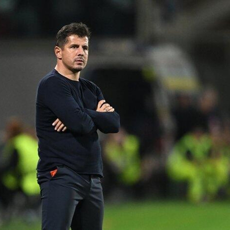 <p><b>LK AYRILIK BAAKEHR'DEN GELD</b></p><p><b><br></b></p><p></p><p><span >Sper Lig'de sezonun ilk teknik direktr deiiklii Baakehir'de yaand. Sezona iyi balayamayan turuncu-lacivertliler, Teknik Direktr Emre Belzolu ile yollarn ayrarak, ada Atan' takmn bana getirdi. lk 4 haftada puanla tanamayan Gaziantep FK da Erdal Gne ile vedalaarak daha nce de takm altran Rumen teknik adam Marius Sumudica ile anlat. Kayserispor'da da ada Atan'dan boalan teknik direktrlk grevine Recep Uar getirildi. Tolunay Kafkas idaresinde Sper Lig'in ilk 7 haftasnda 1 galibiyet, 3'er beraberlik ve yenilgi yaayan MKE Ankaragc'nde ise takmn bana Emre Belzolu geldi.</span><br></p>