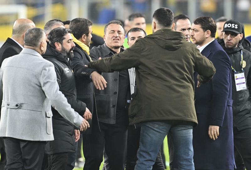 <p>Bu sırada MKE Ankaragücü taraftarı başkanları Faruk Koca'ya destek vererek tezahürat yaptı. Tribünlerden de sahaya giren taraftarlar oldu. Bu taraftarlara güvenlik görevlileri müdahale etti.<br></p>