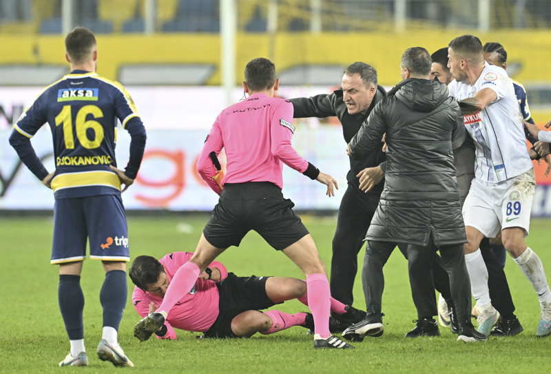 <p>Karşılaşmanın hakemi Halil Umut Meler maçın 50. dakikasında MKE Ankaragücü'nden Ali Sowe'u ikinci sarı kartla oyundan atmıştı. Bu karar tribünlerden büyük tepki topladı. Çaykur Rizespor da maçın son dakikasında gol bularak 1 puan aldı.</p>