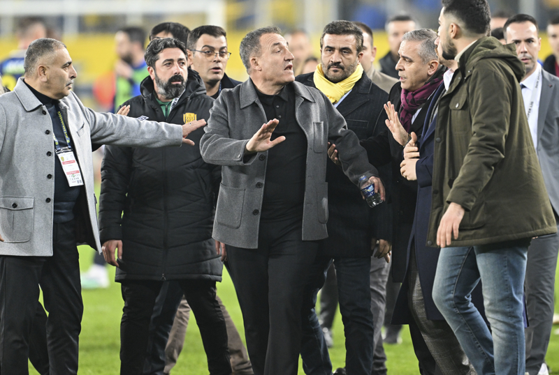 <p>Gençlik ve Spor Bakanı Osman Aşkın Bak, konuyla ilgili sosyal medya hesabından yaptığı paylaşımda, 'MKE Ankaragücü-Çaykur Rizespor karşılaşmasının sonunda maçın hakemi Halil Umut Meler'e yönelik gerçekleştirilen saldırıyı şiddetle kınıyorum.</p><p>Sporun ruhuna ve Türk futboluna asla yakışmayan bu görüntüleri sahalarımızda görmek istemiyoruz' dedi.</p>