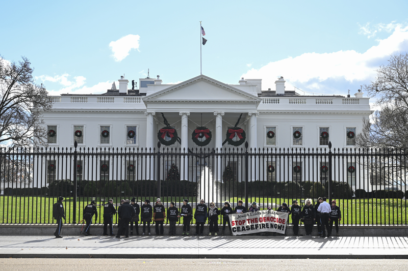 <p>G�stericiler, ABD'nin �srail yanl�s� politikas�n� desteklemeyen ancak bask�lardan sesini ��karamayan Beyaz Saray �al��anlar�n� cesaretli olmaya �a��rd�.</p>