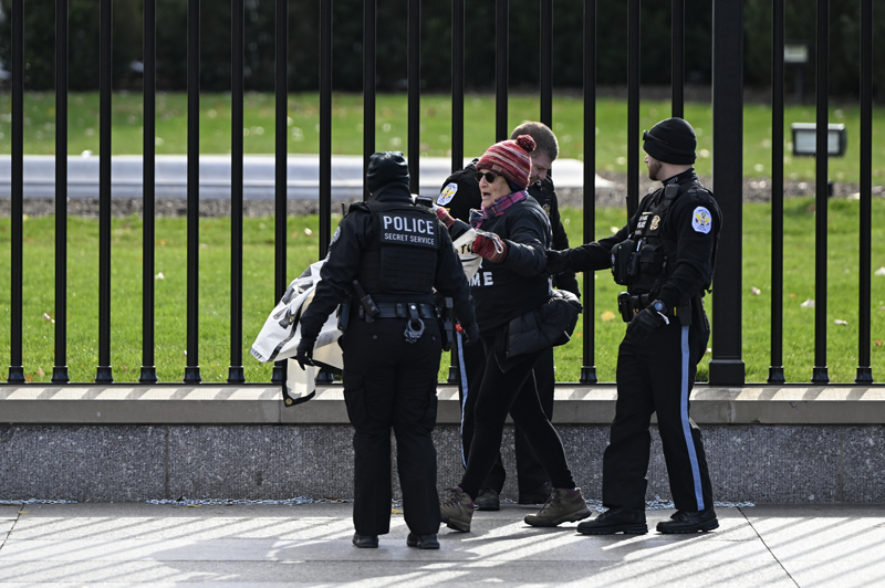 <p>Protestonun organizat�r� aktivist Hazami Barmada, yapt��� a��klamada, Biden'�n Gazze politikalar�n� ele�tiren bir�ok Beyaz Saray �al��an�n�n 'konu�mak gibi bir sorumluluklar�n�n' bulundu�unu ancak cezaland�r�lacaklar� ve i�lerini kaybedecekleri korkusuyla seslerini ��karamad�klar�n� s�yledi.</p>