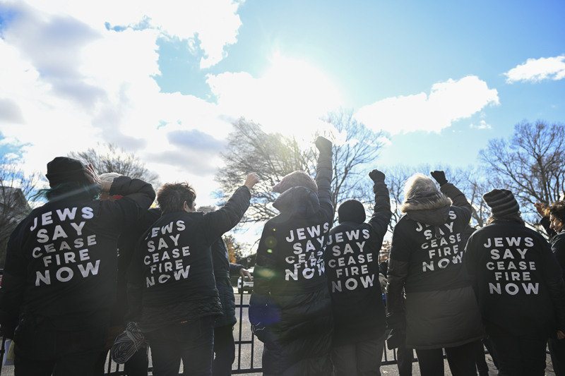 <p>Bar�� ��in Yahudi Sesi'nin (JVP) sosyal medya platformu X hesab�ndan yap�lan a��klamada, Biden'�n Beyaz Saray'da d�zenleyece�i Yahudilerce kutsal Hanuka (I��klar) Bayram� Partisi �ncesi kendilerini Beyaz Saray'�n �itlerine zincirleyen 18 g�stericinin 'gizli servis' taraf�ndan g�zalt�na al�nd��� duyuruldu.</p>