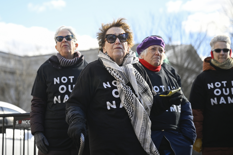 <p>Protestoyu organize eden Filistin �zg�rl��� i�in Yahudi B�y�kleri grubunun s�zc�s� Esther Farmer, AA muhabirine yapt��� a��klamada, 'Bug�n buraday�z ��nk� Yahudi b�y�kleri olarak soyk�r�m�n neye benzedi�ini ve nas�l bir his oldu�unu biliyoruz. Bu, bizim an�lar�m�zda var. Biden'a bu soyk�r�m� finanse etmeyi ve silahland�rmay� b�rakmas� gerekti�ini s�ylemek i�in buraday�z.' ifadelerini kulland�.</p>