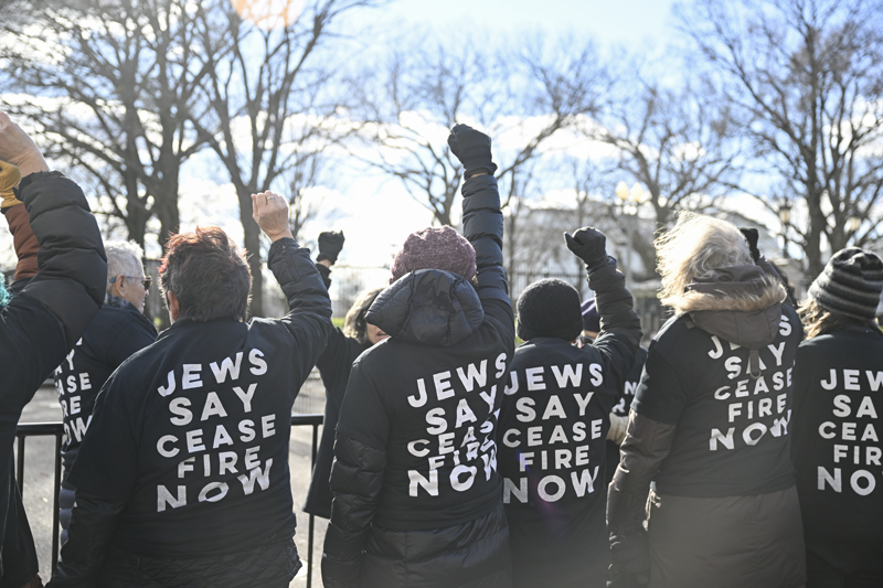 <p>Bir grup Yahudi g�sterici, Washington'�n Gazze politikas�n� protesto etmek amac�yla kendilerini Beyaz Saray'� �evreleyen �itlere zincirledi.</p>