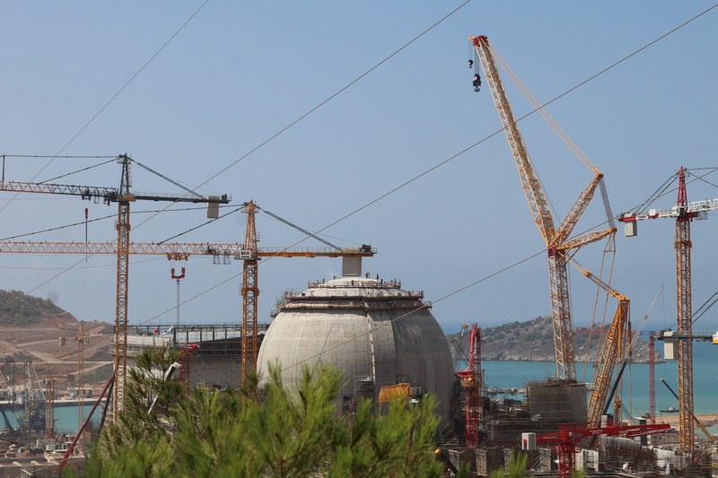 <p>Açıklamada görüşlerine yer verilen Akkuyu Nükleer AŞ Genel Müdürü Anastasia Zoteeva, sürece ilişkin 'NDK'nin Akkuyu NGS'nin ilk ünitesinin işletime alınması için izin verme kararı, Türk mevzuatının ve NGS inşasına yönelik uluslararası standartların tüm gerekliliklerini yerine getirdiğimizi ve ilerlemeye hazır olduğumuzu teyit etmektedir.' değerlendirmesinde bulundu.</p>