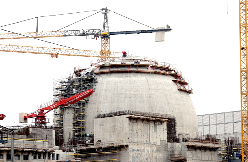 <p>Gelecek dönemde projenin tamamlanması için yapılacak çok fazla iş olduğuna işaret eden Komarov, şunları kaydetti: </p><p>'Şu anda birinci ünitenin ana inşaat işleri tamamlanıyor ve buna paralel olarak başlatma, ayarlama ve çalıştırma işlemleri de tüm hızıyla devam ediyor. Önümüzde tüm sistemlerin işlevselliğini test edecek uzun bir dönem var. Tüm teknik düzenlemelere ve güvenlik gerekliliklerine uyarak bütün bu çalışmalar ciddi sorumluluk ve netlikle yapılmalıdır.<br></p>