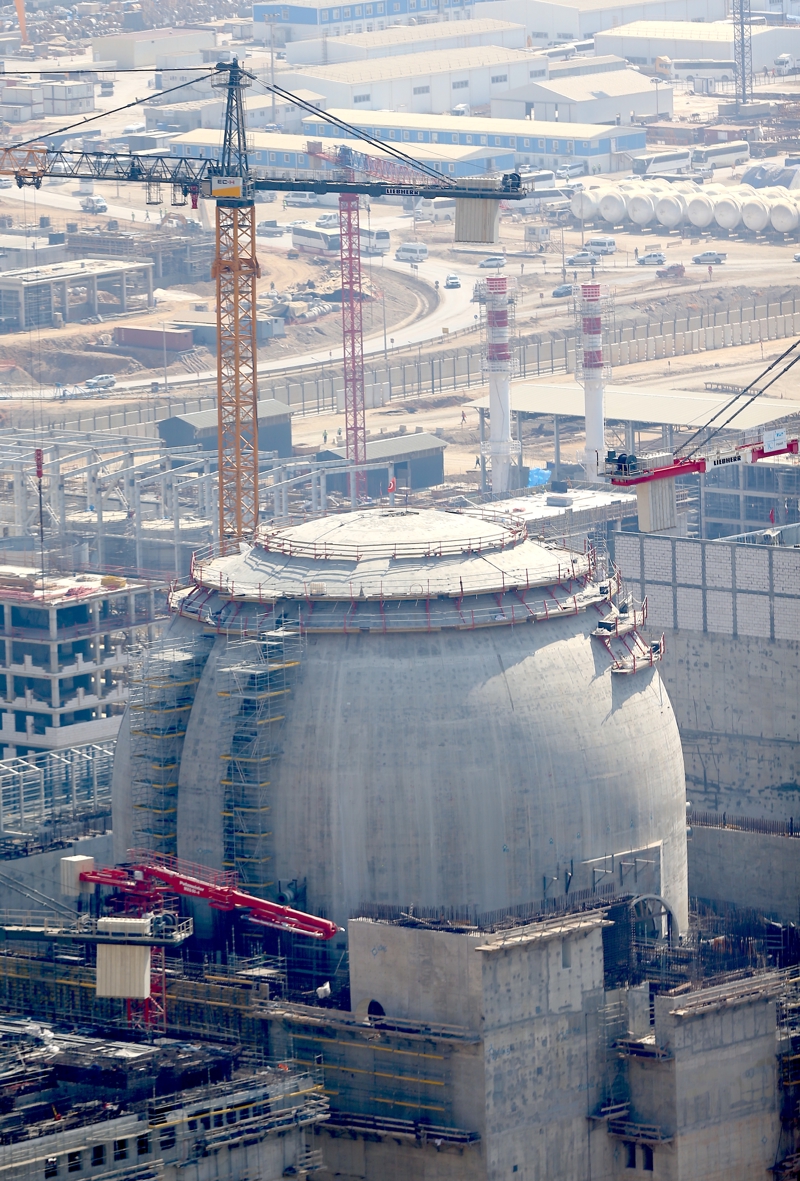 <p>Bu çok önemli bir adım. Ayrıca, bu üniteyi yönetecek personelin eğitiminin tamamen Rus-Türk projesi mantığına dayandığına dikkatinizi çekmek isterim. Üniversitelerimizde Türk öğrencilerin eğitimi için her yıl kontenjan ayırıyoruz. Proje açısından önemli bir konu da şu ki santralin devreye alma sürecinde Türk vatandaşları da aktif rol alıyor.'</p>