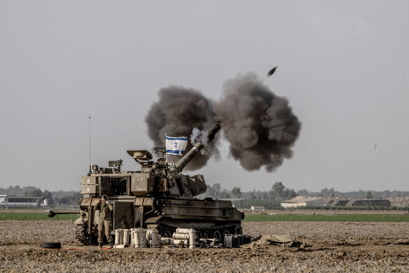 <p>İsrail'in Gazze sınırı boyunca farklı noktalarda konuşlu olan obüsler karadan, savaş uçakları ve helikopterler de havadan saldırılarını sürdürüyor.</p>