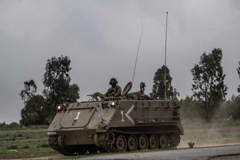 <p>Gazze'de 7 bin 700 kişinin kayıp olduğu belirtilen açıklamada, İsrail'in saldırılarında 300 sağlık çalışanı, 32 sivil savunma görevlisi ve 86 gazetecinin yaşamını yitirdiği aktarıldı.</p>