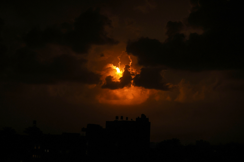 <p>Açıklamada, İsrail'in Gazze Şeridi'nde 22 hastane ile 110 sağlık merkezini hizmet dışı bıraktığı ve 102 ambulansı hedef alarak kullanılmaz hale getirdiği kaydedildi.</p>