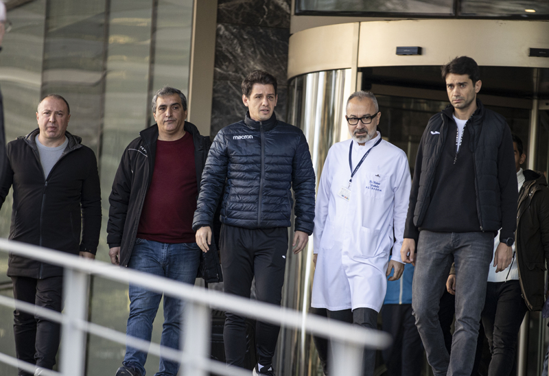 <p>Hastane çıkışı demeç vermeyen FIFA kokartlı hakem, aracına binmeden önce el sallamakla yetindi. Meler'in polis eşliğinde kara yoluyla İzmir'e gideceği öğrenildi.</p>