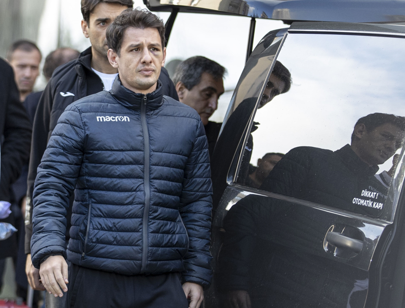 <p>Meler'in sağlık durumu hakkında açıklama yapan Acıbadem Ankara Hastanesi Başhekimi Dr. Mehmet Yörübulut, 'Hakemimizi taburcu ettik. Gayet iyi, moralli. Gittiği yerde de kontrollerini olacaktır ama şu an gözündeki şişlik dışında herhangi sorunu kalmadı. Hocamıza sonraki hayatında sağlıklı, başarılı bir mesleki kariyer diliyoruz.' ifadelerini kullandı.</p>