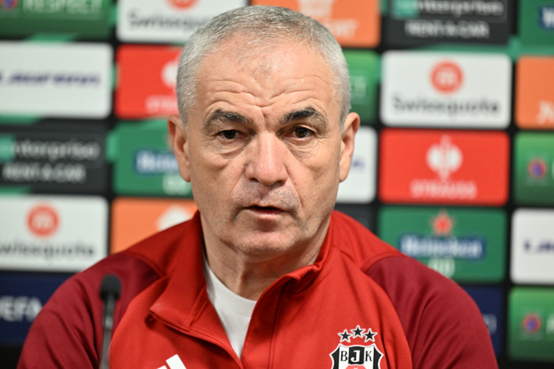 <p><strong>'GENÇLERDEN YARARLANACAĞIZ'</strong></p><p><strong><br></strong></p><p>'Genç arkadaşlarımıza tabii ki şans vereceğiz. ben de Beşiktaş'ın altyapısında yetiştim. Kalan maçlarımızda altyapı futbolcularımızı oynatacağız. Biliyorsunuz ki kadro dışı ve sakat oyuncularım var. İhtiyaçtan ziyade iyi oldukları için çağırdık. her türlü yararlanacağız.'</p>