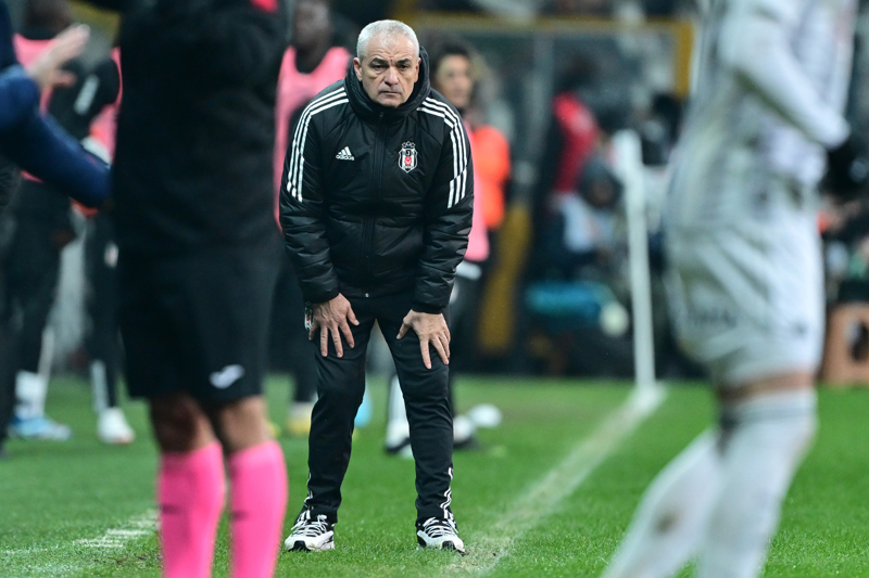 <p><b>'BİZ YOKKEN ELENDİ'</b></p><p><b><br></b></p><p>'Buraya iddialı gelmek isterdik ama maalesef biz yokken elenmiş bir takımız. Ama ne olursa olsun bizim bütün amacımız kazanmak. Başka bir düşüncemiz yok. Eksik de olabiliriz. Önümüzdeki maçlar için de moral olacak bu. Elimizdeki kadronun en iyisini çıkarıp galibiyetle dönmek istiyoruz.'</p>