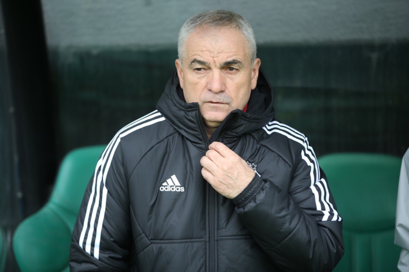 <p><b>'FUTBOLCULAR İSTEMEDİ DİYE BİR ŞEY YOK'</b></p><p><b><br></b></p><p>'Kamp planlamamızı yaptık. Kampımıza gidecektik ama ondan önce TFF'yi aradık bizim maçımızın tarihi belli mi dedik. Fenerbahçe ve Galatasaray Süper Kupa oynadıkları için bizim maçımızı erkene aldılar. Onun için de oradan gitmemize gerek yok dedik. Bunu çıkaran arkadaşlar neye göre çıkarıyor onu anlamıyorum. Futbolcuların istemediği falan diye bir şey yok.'</p>