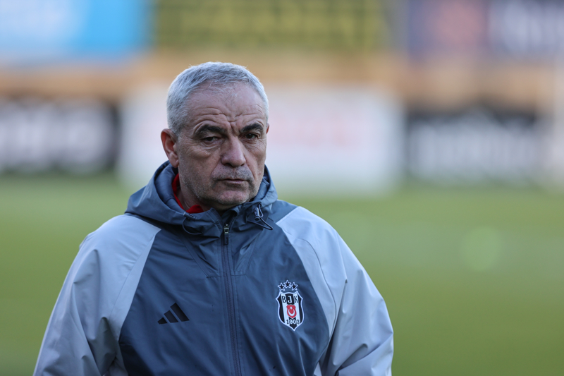 <p><b>'ÇOK İĞRENÇ BİR ŞEY'</b></p><p><b><br></b></p><p>'Takımla yemek yememiz doğal bir şey. 5 arkadaşın gitmesiyle yeni bir hava yakaladık demek doğru değil. Yönetim böyle bir şeyi düşerken boşa düşünülmemiştir. Araştırıldı, edildi, öyle karar verildi. Hakem olayı gerçekten iğrenç bir şey. Üst düzey bir başkanın bunu yapmaması lazım. Gördüğüm zaman çok üzüldüm. Yerdeyken kafa atmak çok üzücüydü. Herkes yenilir, yener... Bunu hazmetmek lazım. Başkan sıfatındaki bir arkadaşımızın yapıcı olması gerekiyor. İnşallah bundan sonra böyle şeyler olmaz.'</p>