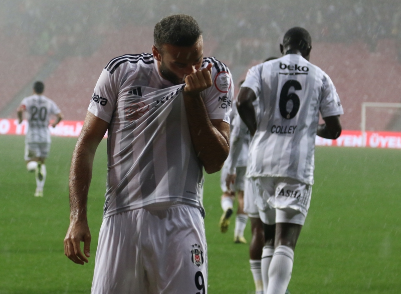 <p><b>BAŞKA GOL ATAMADI</b></p><p>2023/24 Konferans Ligi sezonunda çektiği ilk şutu gole çeviren Beşiktaş santrforu Cenk Tosun (vs Club Brugge), daha sonraki beş şutunun sadece biriyle isabet sağladı fakat ağları havalandıramadı.</p>