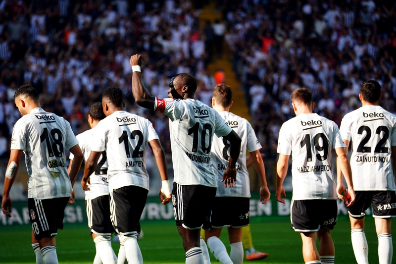 <p><b>SADECE 2 TAKIM</b></p><p>Bu sezon Konferans Ligi'nde Lugano'dan (27) daha fazla isabetli orta yapan tek takım Fiorentina (31). Turnuvada ortayla yapılan asistlerle Beşiktaş ve Lugano'dan (3) daha fazla gol yiyen ise sadece iki ekip bulunuyor: PAOK & HJK (4).</p>