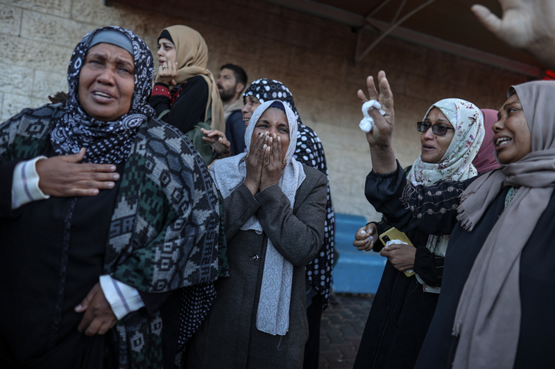 <p>Cenin'de bir caminin kubbesine 'Davut Yldz' izen askerler, branice 'Humus yemeye geldik', 'Gazze evresinden selamlar' yazd. srail askerlerinin, kamp iinde kadnlarn sosyal merkezine de girerek buray tahrip ettii grld.</p>