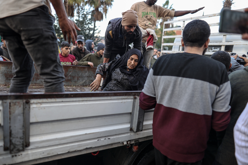 <p>Tamir Meri'nin biri bebek, kars ve ocuklar da dahil toplam 8 aile yesini zorla evden kardklarn aktaran Mhenned, srail askerlerin eve patlayclar yerletirerek iki katl binay yerle bir ettiini anlatt.</p>