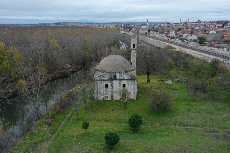 <p><b>- KASIMPAA CAMS</b><br></p><p>Kirihane semtinde bulunan avlulu cami, II. Murat ve Fatih Sultan Mehmet'in vezirliini yapm 'evliya' olarak da anlan Kasm Paa tarafndan 1478 ylnda ina ettirildi.</p>