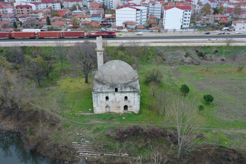 <p>Tek kubbeli, kare planl ve tek minareli olarak yaptrlan cami, takndan kenti korumak iin ekilen setle Tunca Nehri arasnda kald. Kasm Paa'nn haziresinin de bahesinde bulunduu cami, ibadete alaca gn bekliyor.</p>