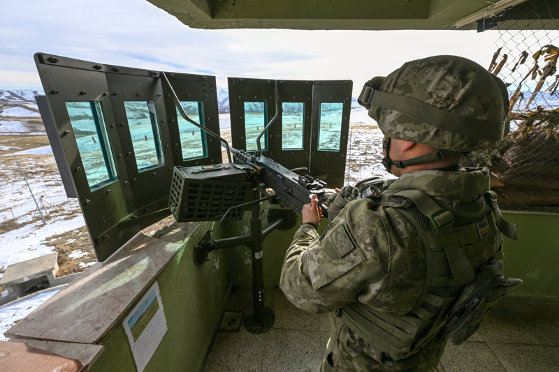 <p>Ankara Jandarma İstihkam Komutanlığına bağlı Özel Mayın Arama ve Temizleme Tabur Komutanlığı ekipleri, duvar örme ve hendek kazma çalışmalarının daha güvenli yürütülebilmesi için sınırdaki mayınları temizliyor.</p>