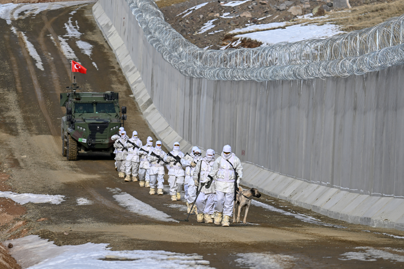 <p>Sınır hattında şu ana kadar bazı bölgelerde 2 sıra olacak şekilde 346 kilometre hendek kazımı yapıldı. Sınırdaki, haberleşme ve gözetleme olmak üzere 103 elektro optik kuleden 74'ü tamamlandı, 29'una elektrik nakil hattı çekim işlemleri sürüyor.</p>